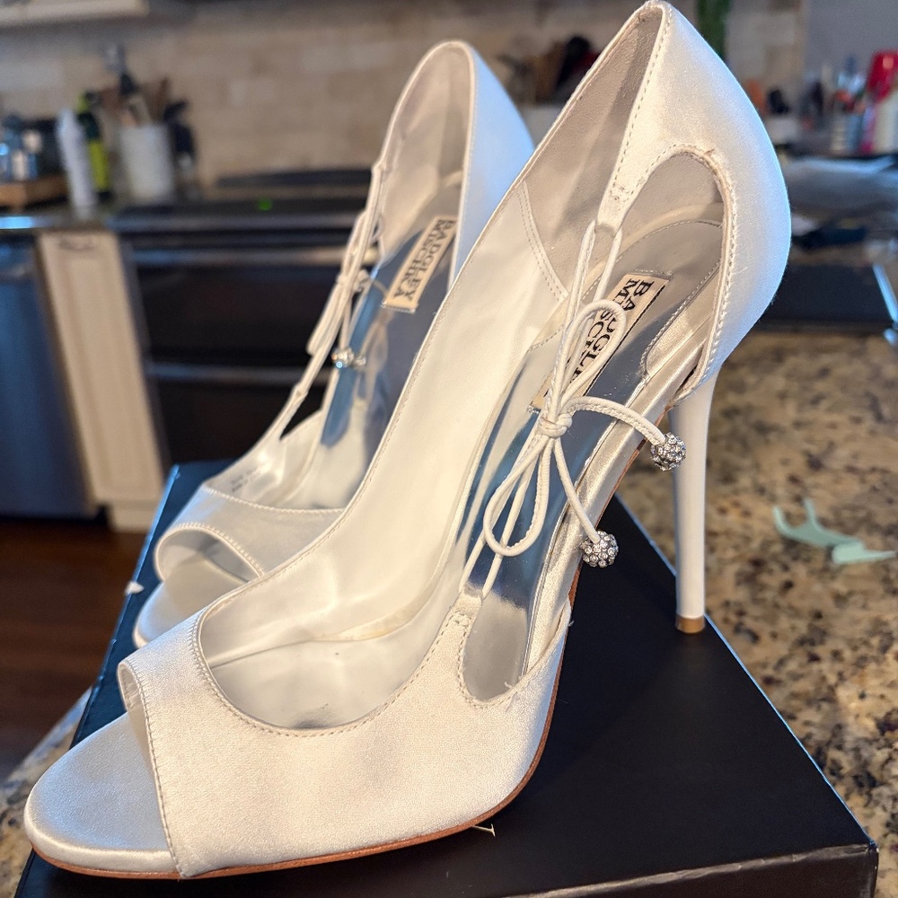 Badgley Mischka Wanda white satin wedding shoes size 10 new